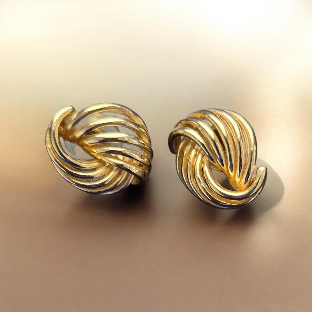 Vintage Pierced Gold Tone Twist Swirl Earrings. - Picture 4 of 4